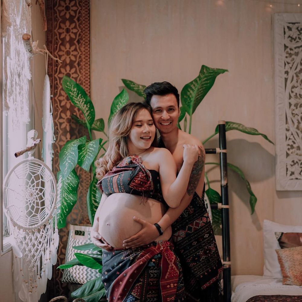 5 Seleb ini foto maternity pakai kain tradisional, vintage abis