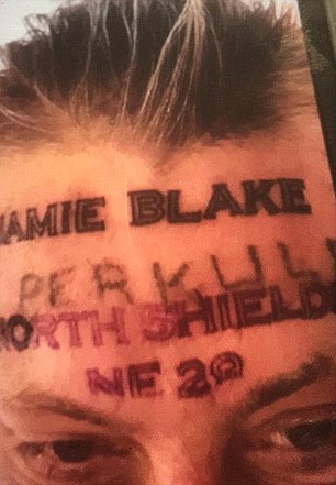 Jidatnya ditato saat mabuk, reaksi pria ini ketika sadar tak disangka