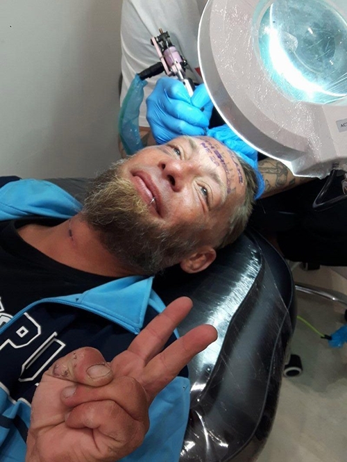 Jidatnya ditato saat mabuk, reaksi pria ini ketika sadar tak disangka