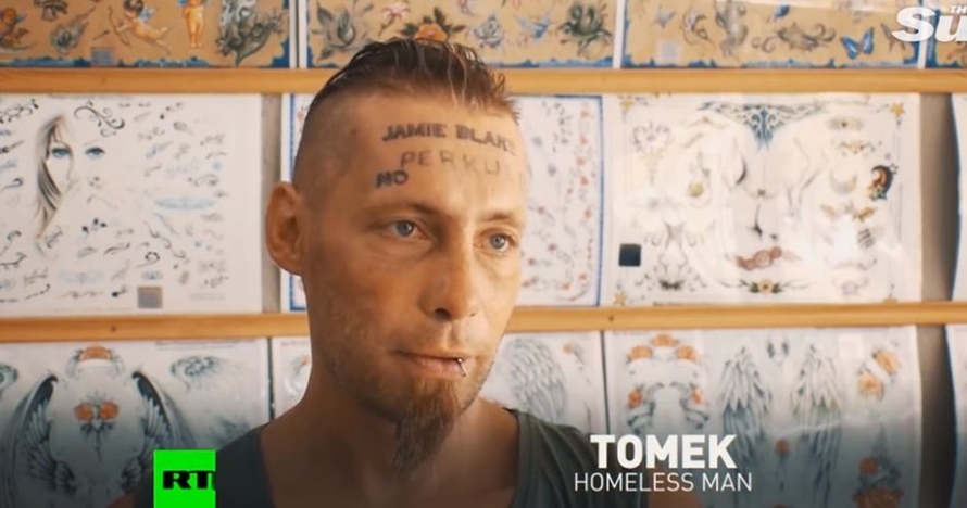 Jidatnya ditato saat mabuk, reaksi pria ini ketika sadar tak disangka