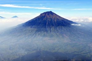Penampakan sinar mentari terbelah di atas Gunung Sindoro, bikin takjub