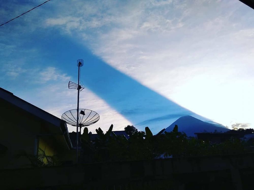 Penampakan sinar mentari terbelah di atas Gunung Sindoro, bikin takjub