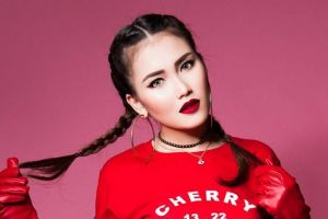 7 Gaya Ayu Ting Ting saat tertidur pulas, masih kece nggak ya?