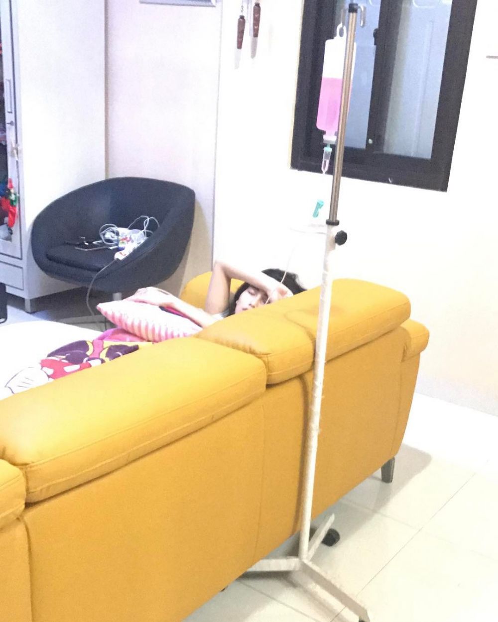 7 Gaya Ayu Ting Ting saat tertidur pulas, masih kece nggak ya?