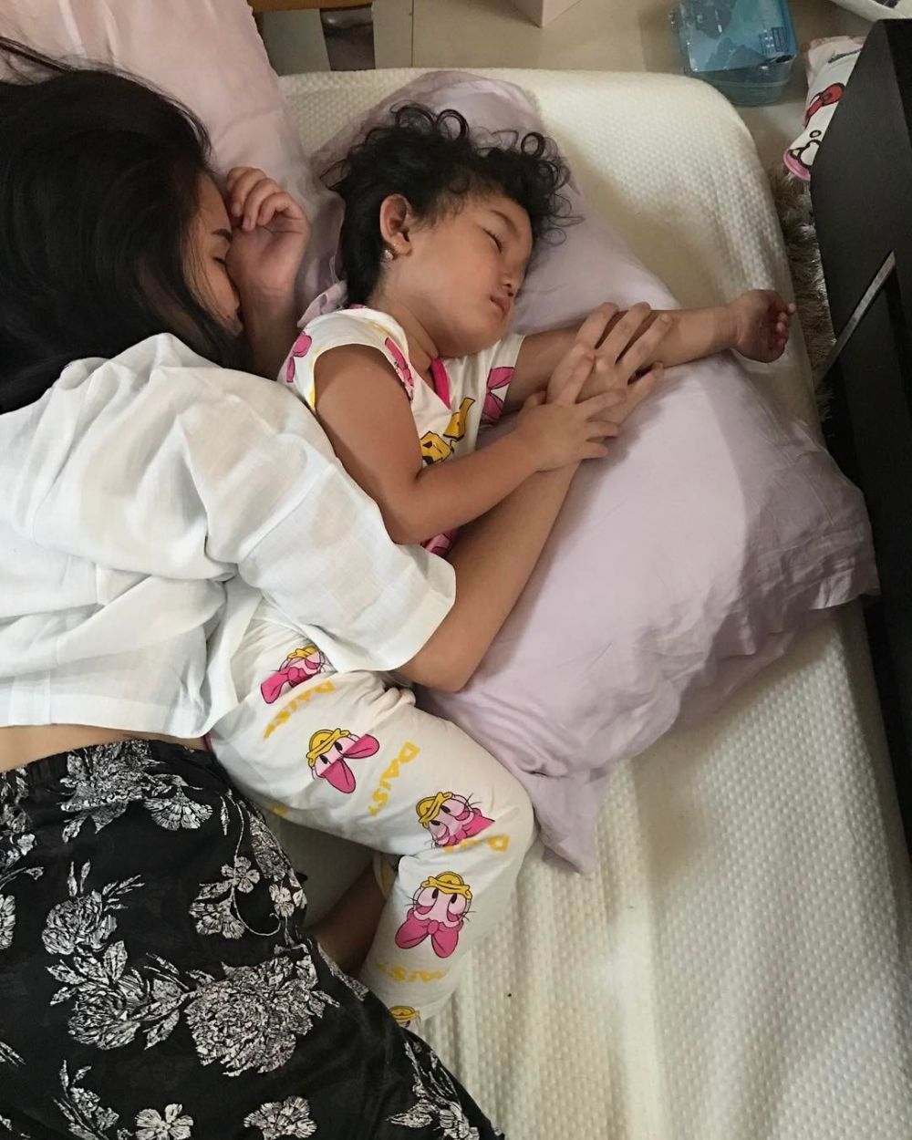 7 Gaya Ayu Ting Ting saat tertidur pulas, masih kece nggak ya?