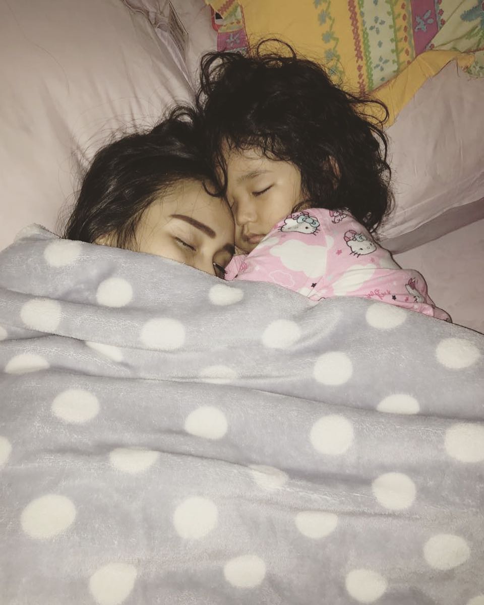 7 Gaya Ayu Ting Ting saat tertidur pulas, masih kece nggak ya?