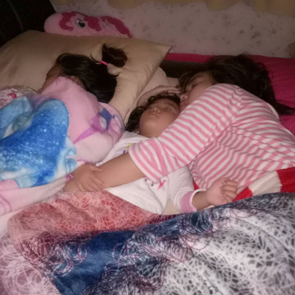 7 Gaya Ayu Ting Ting saat tertidur pulas, masih kece nggak ya?