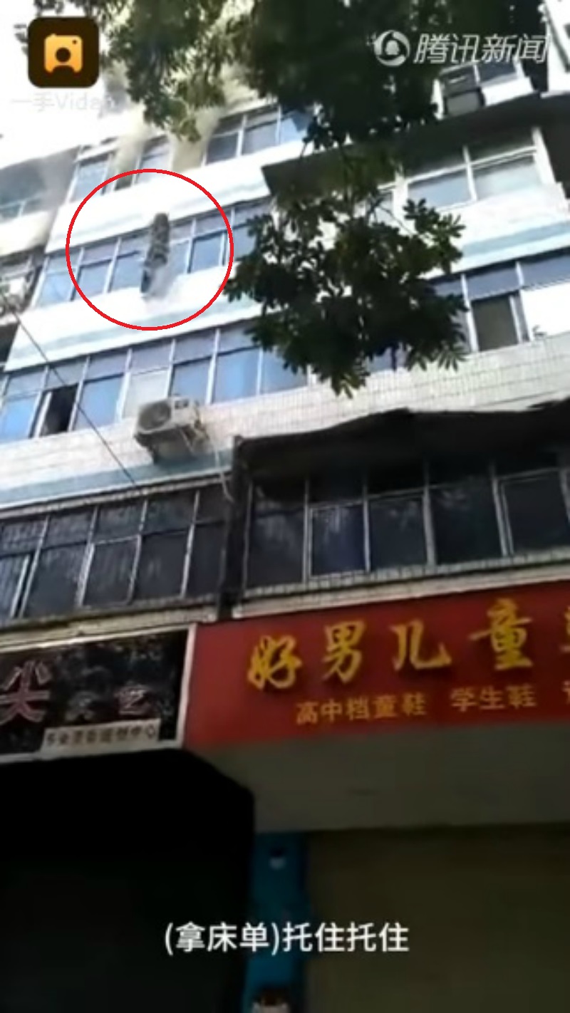 Apartemen terbakar, cara ibu selamatkan dua anaknya ini ngeri abis