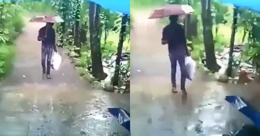 Berjalan menembus hujan, kamu tak akan sangka isi tas plastik pria ini