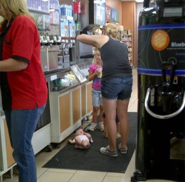 8 Kelakuan polos anak saat ikut belanja ke mal, kocak pol