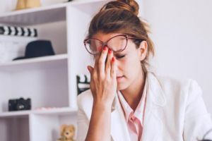 Jarang yang tahu, 9 jenis makanan ini bisa memicu kamu bad mood