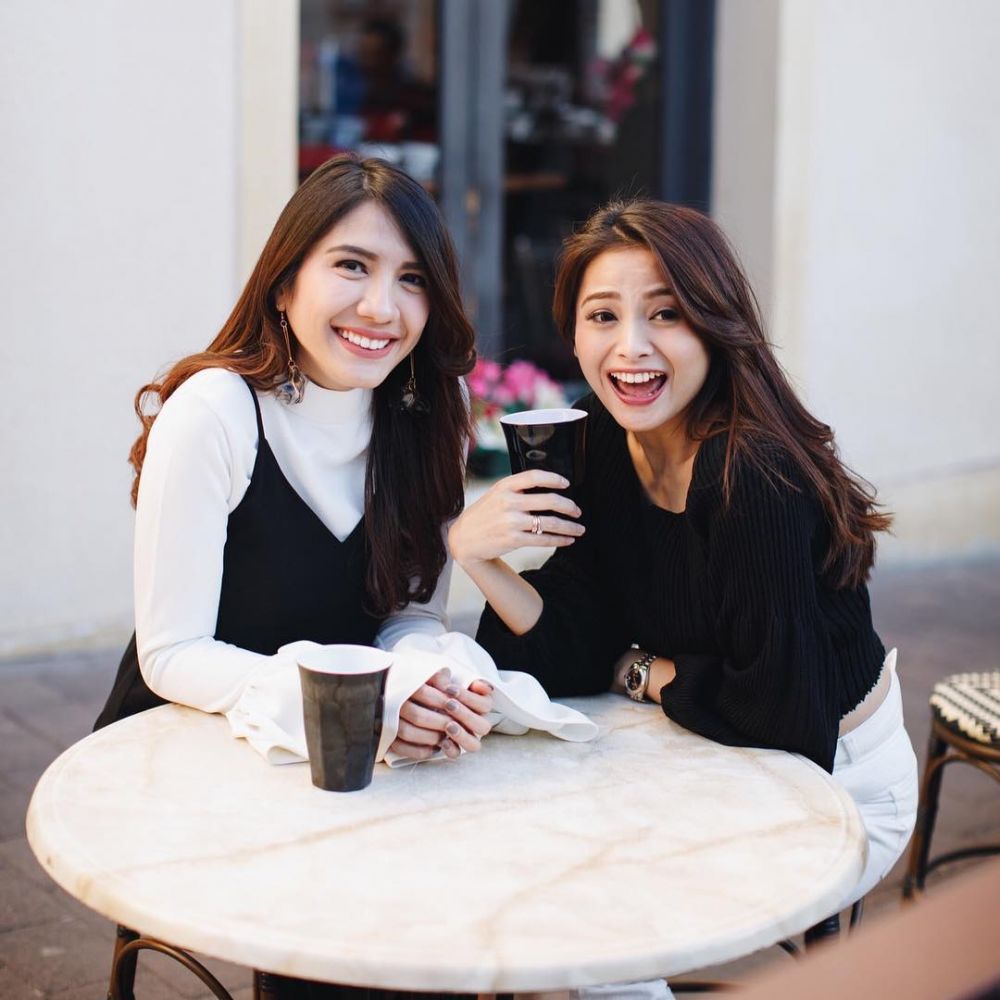 Ikut suami ke Australia, ini 7 beda gaya Acha Septriasa & Acha Sinaga