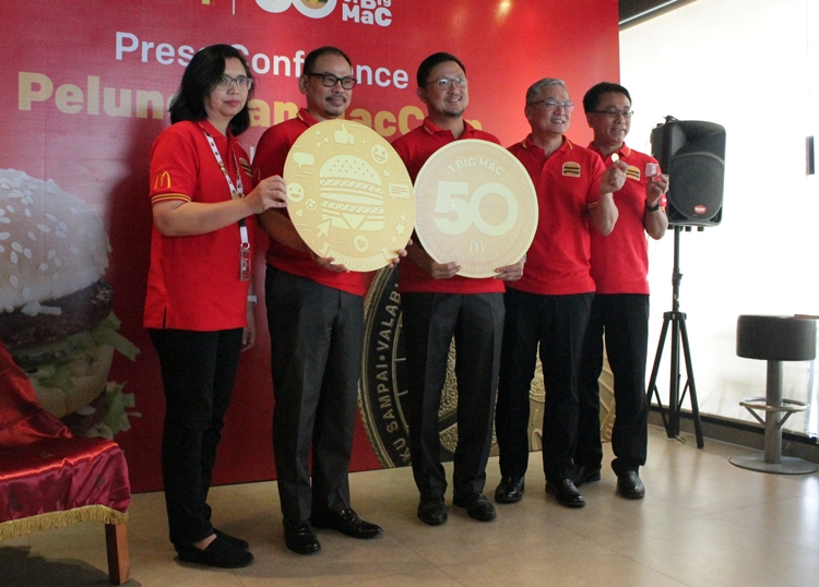 Koin unik ini bisa ditukar dengan burger lho, desainnya keren abis