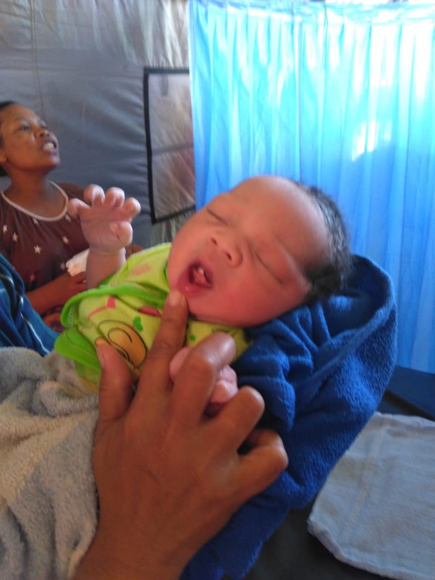 Bayi mungil lahir di pengungsian korban gempa Lombok, namanya unik