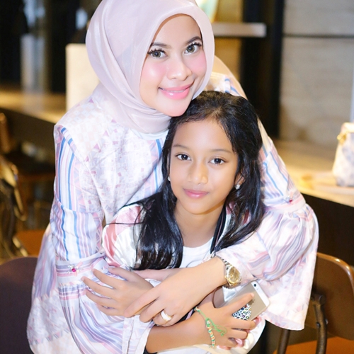 10 Gaya Sucianti Suaib, politisi cantik sekaligus sosialita hijaber