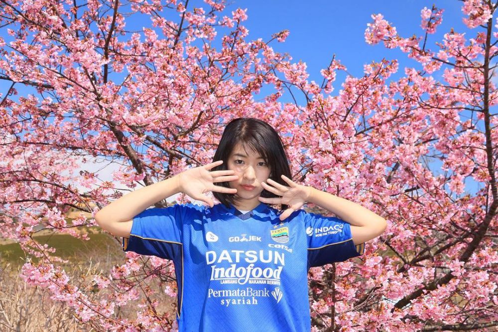 10 Pesona Rina, model imut asal Jepang fans berat Persib Bandung