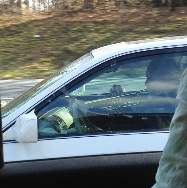 10 Kelakuan pengendara ini kocaknya bikin cengar-cengir di jalan