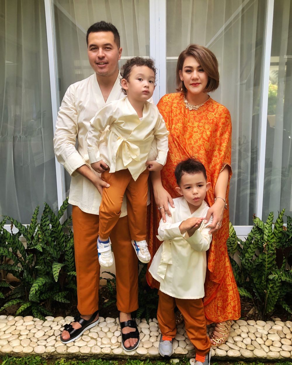 Pernah gagal berumah tangga, 4 seleb ini menikah dengan mantan kekasih