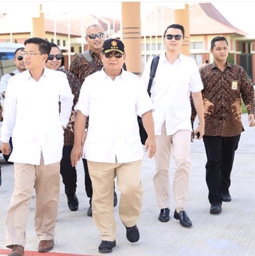 8 Pesona Ridwan Dhani, sekpri Prabowo yang bikin cewek salah fokus