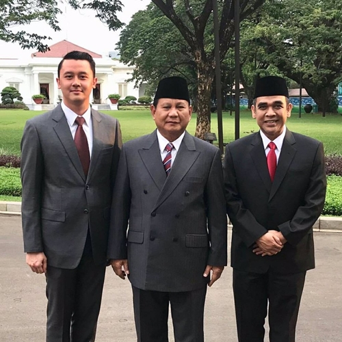 8 Pesona Ridwan Dhani, sekpri Prabowo yang bikin cewek salah fokus
