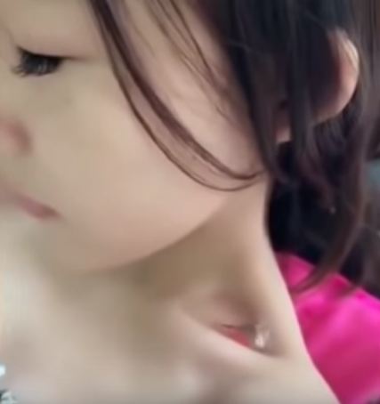 Tren baru buat pamer tubuh kurus, taruh ikan hidup di tulang selangka