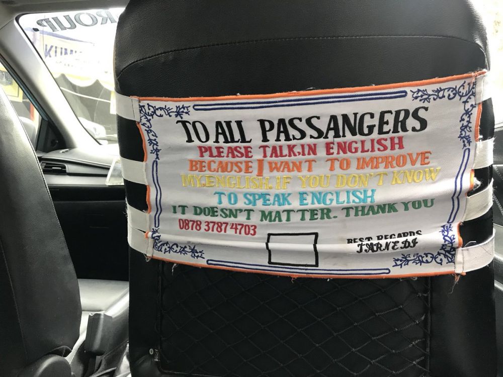 Keren, sopir taksi ini wajibkan penumpangnya pakai bahasa Inggris