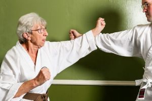 Sembuh dari kanker serviks, nenek 75 tahun ini raih juara karate