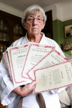 Sembuh dari kanker serviks, nenek 75 tahun ini raih juara karate