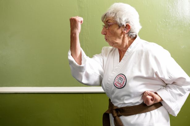 Sembuh dari kanker serviks, nenek 75 tahun ini raih juara karate