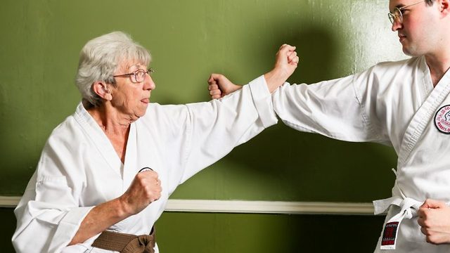 Sembuh dari kanker serviks, nenek 75 tahun ini raih juara karate