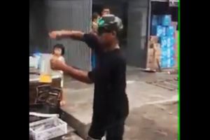 Antimainstream, pedagang es ini layani pembeli sambil atraksi bak DJ