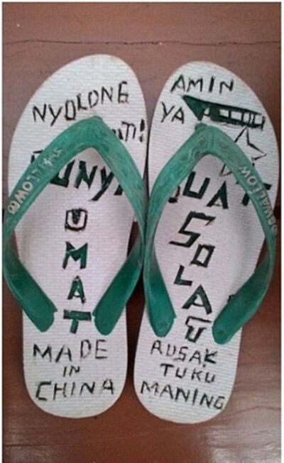 Tulisan nyeleneh di 10 sandal ini bikin takut mencuri, langsung tobat