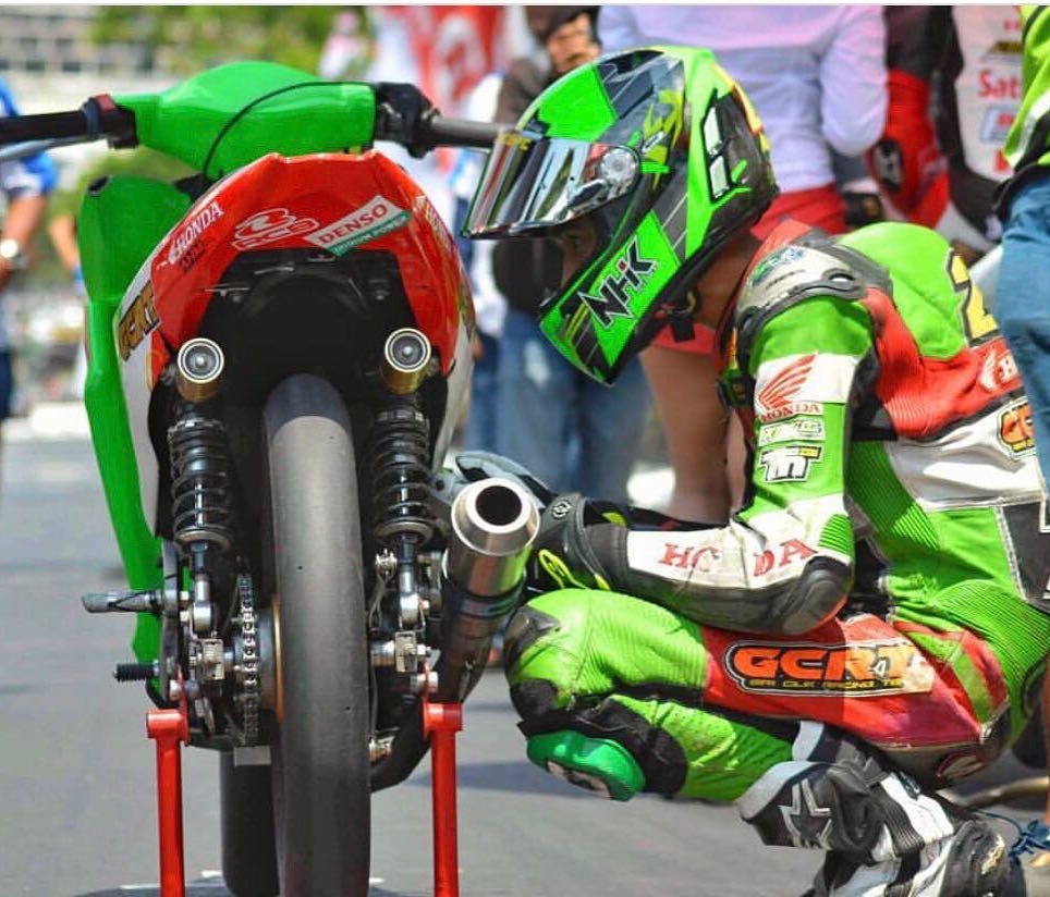 10 Aksi memukau Abid Zia di lintasan balap, calon suami Raya Kitty