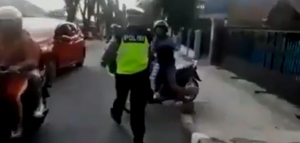 Diberhentikan polisi, reaksi pemotor di trotoar ini bikin ngelus dada