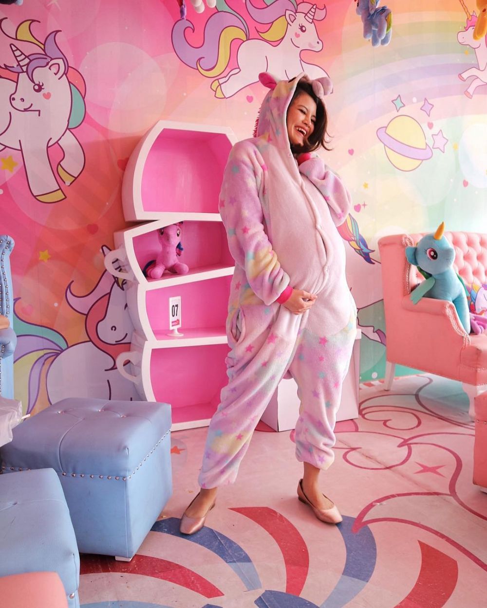 7 Potret keseruan baby shower Tania Putri 'Kepompong', penuh kejutan