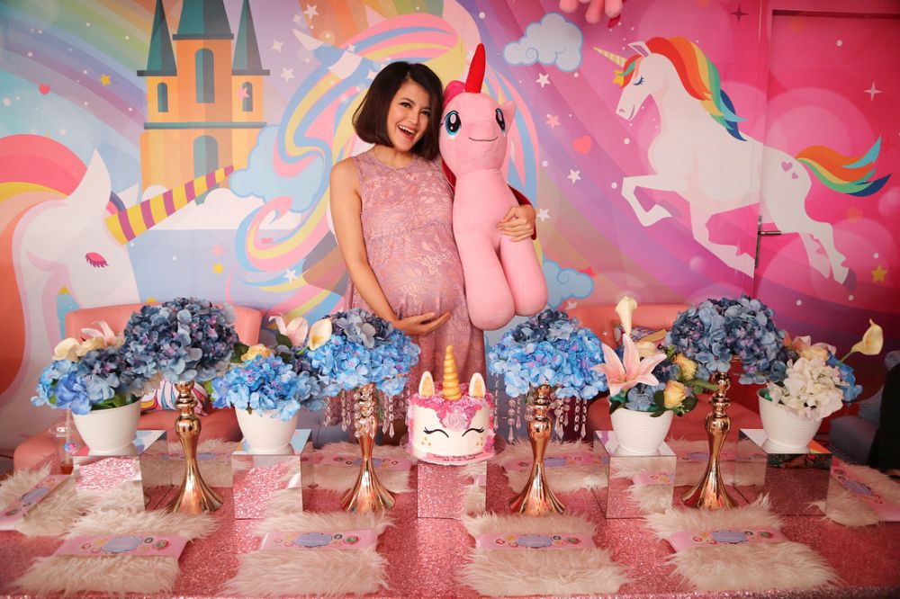 7 Potret keseruan baby shower Tania Putri 'Kepompong', penuh kejutan