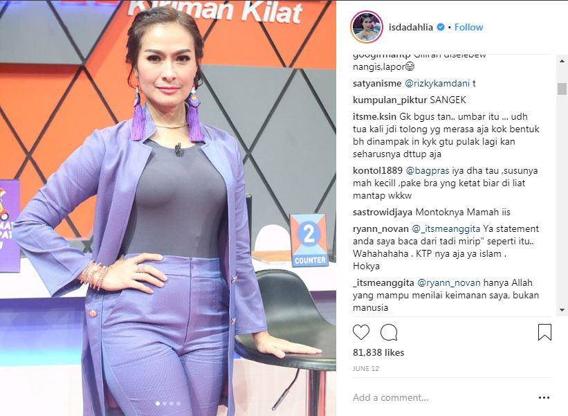 Pakaiannya perlihatkan lekuk tubuh, 7 seleb ini tuai cibiran pedas