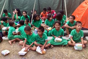 Dapat bantuan makanan, anak-anak korban gempa kembali ceria