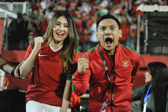 8 Momen Via Vallen dukung Timnas di stadion, ikut pimpin garuda clap