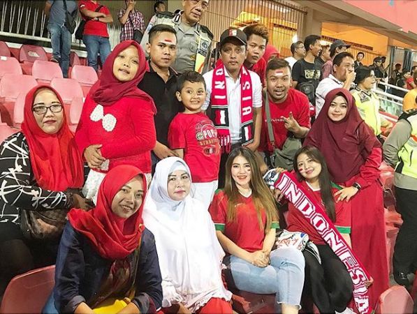 8 Momen Via Vallen dukung Timnas di stadion, ikut pimpin garuda clap