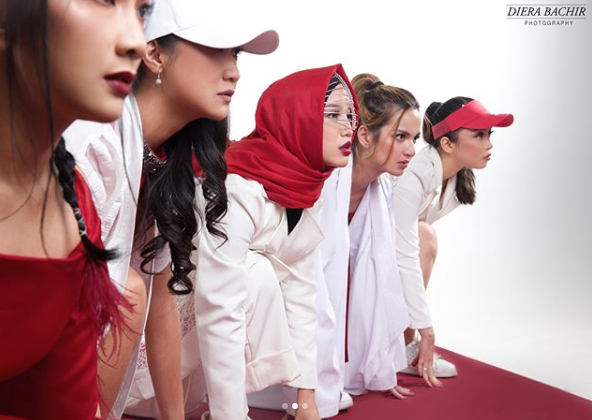 8 Gaya pemotretan bertema Asian Games ala Girls Squad, tetap glamor