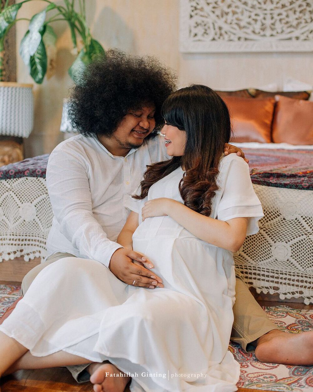 Bertema serba putih, begini potret maternity Babe Cabita & istrinya 