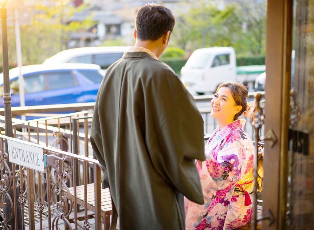 Gaya 5 seleb prewedding di Jepang, mesra berdua di bawah bunga Sakura