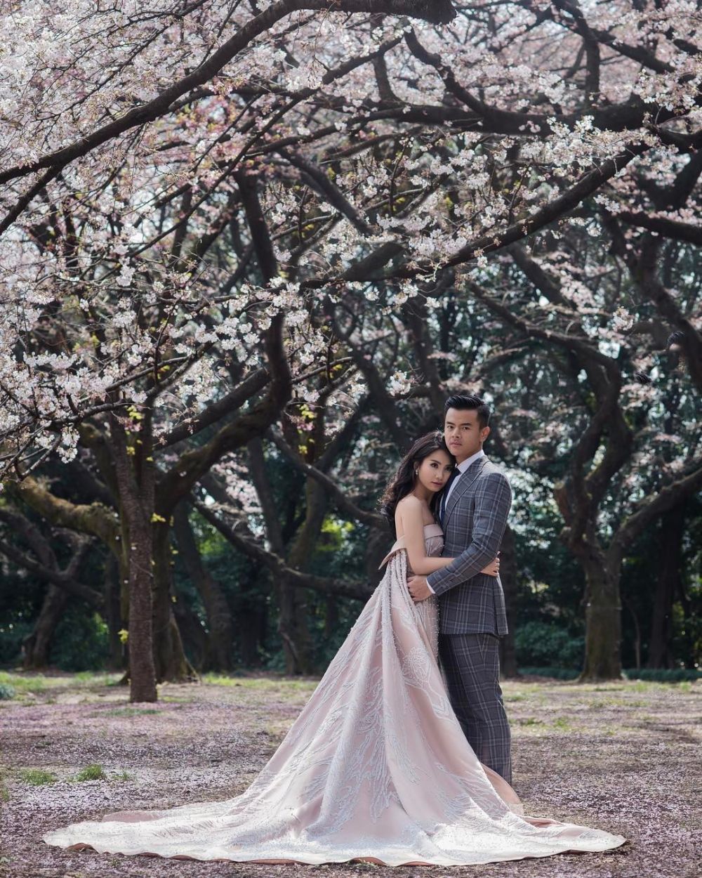 Gaya 5 seleb prewedding di Jepang, mesra berdua di bawah bunga Sakura
