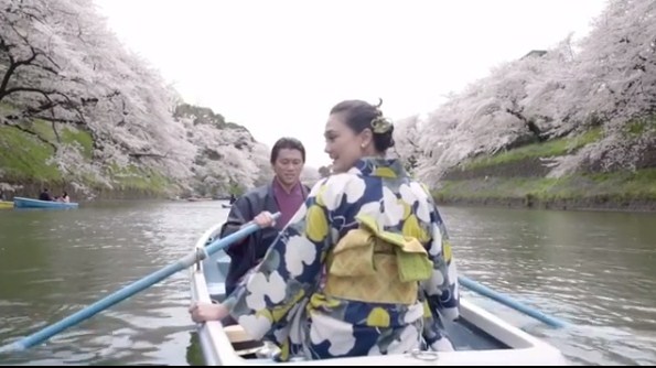 Gaya 5 seleb prewedding di Jepang, mesra berdua di bawah bunga Sakura