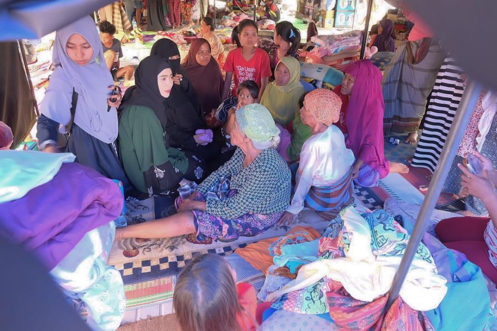 5 Seleb Tanah Air terjun langsung bantu korban gempa bumi di Lombok