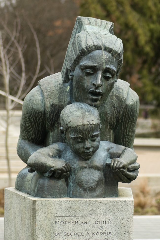 Bikin haru, 10 patung ini gambarkan kasih sayang seorang ibu ke anak