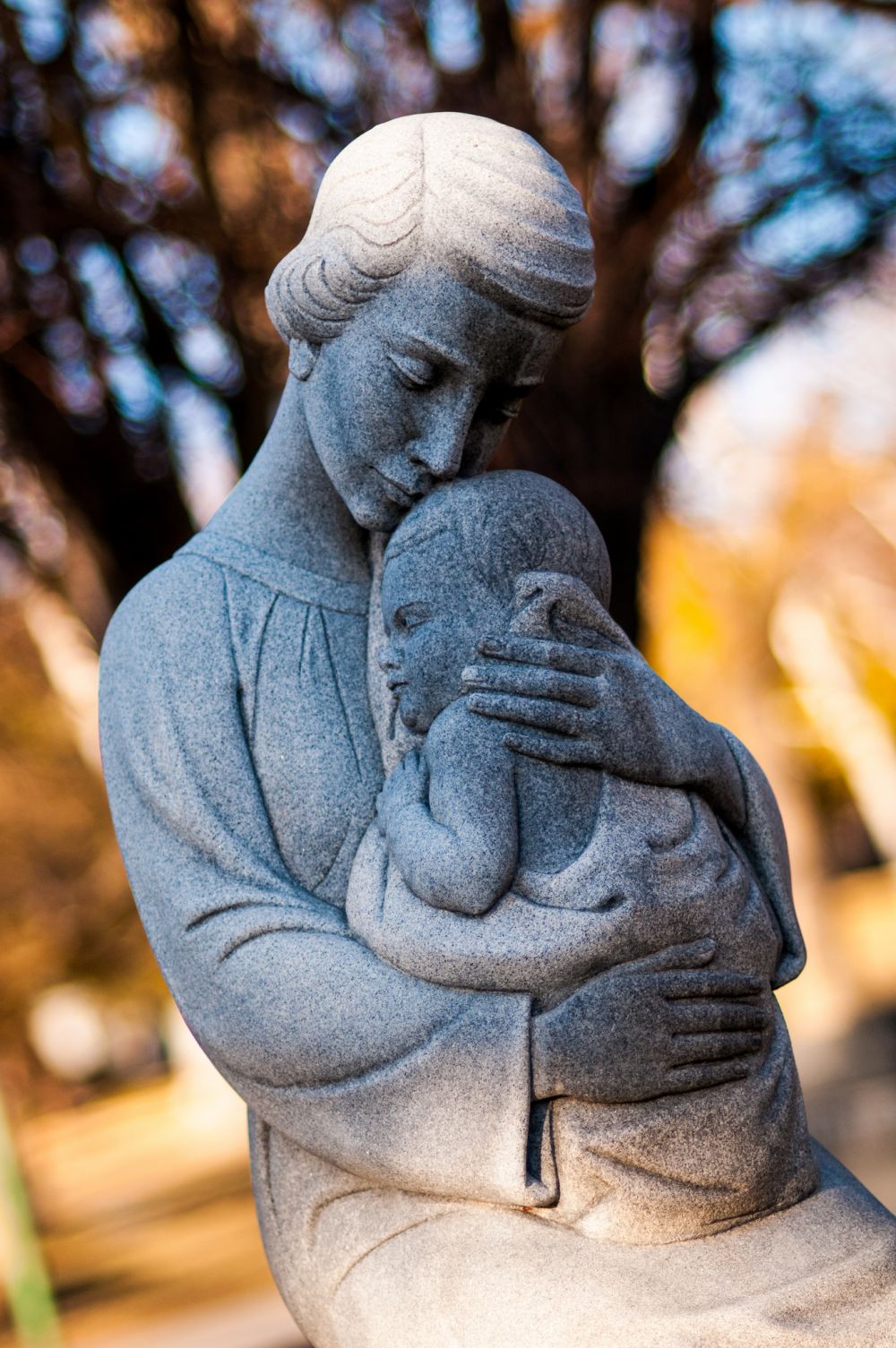 Bikin haru, 10 patung ini gambarkan kasih sayang seorang ibu ke anak