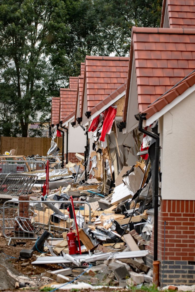 Tak kunjung digaji, pekerja ini ngamuk robohkan 5 bangunan rumah