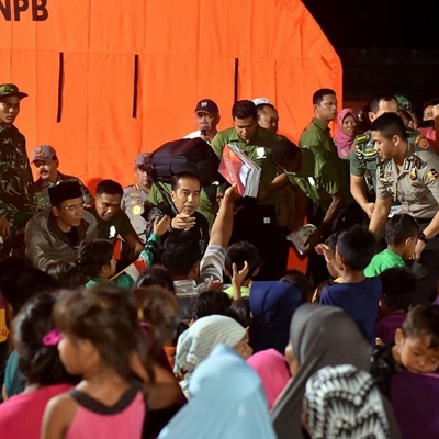 7 Potret kegiatan Presiden Jokowi di tenda pengungsian Gempa Lombok